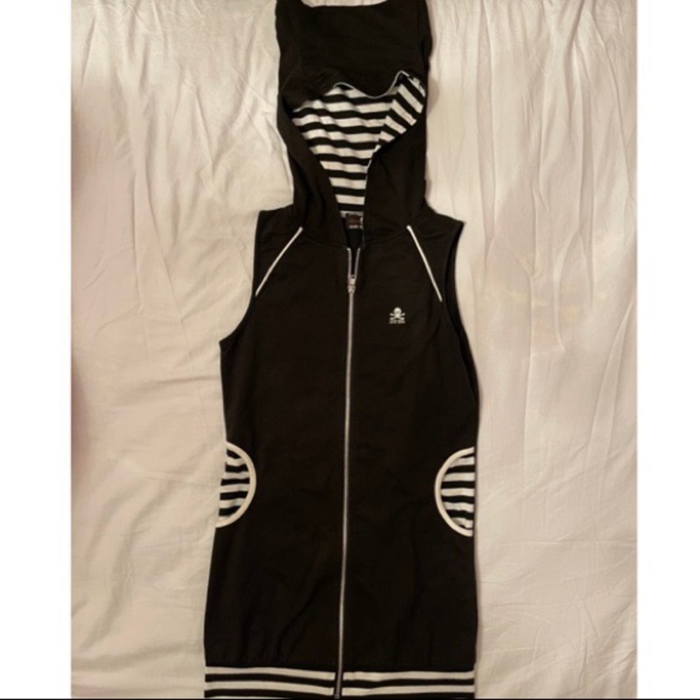 Sleeveless zip up